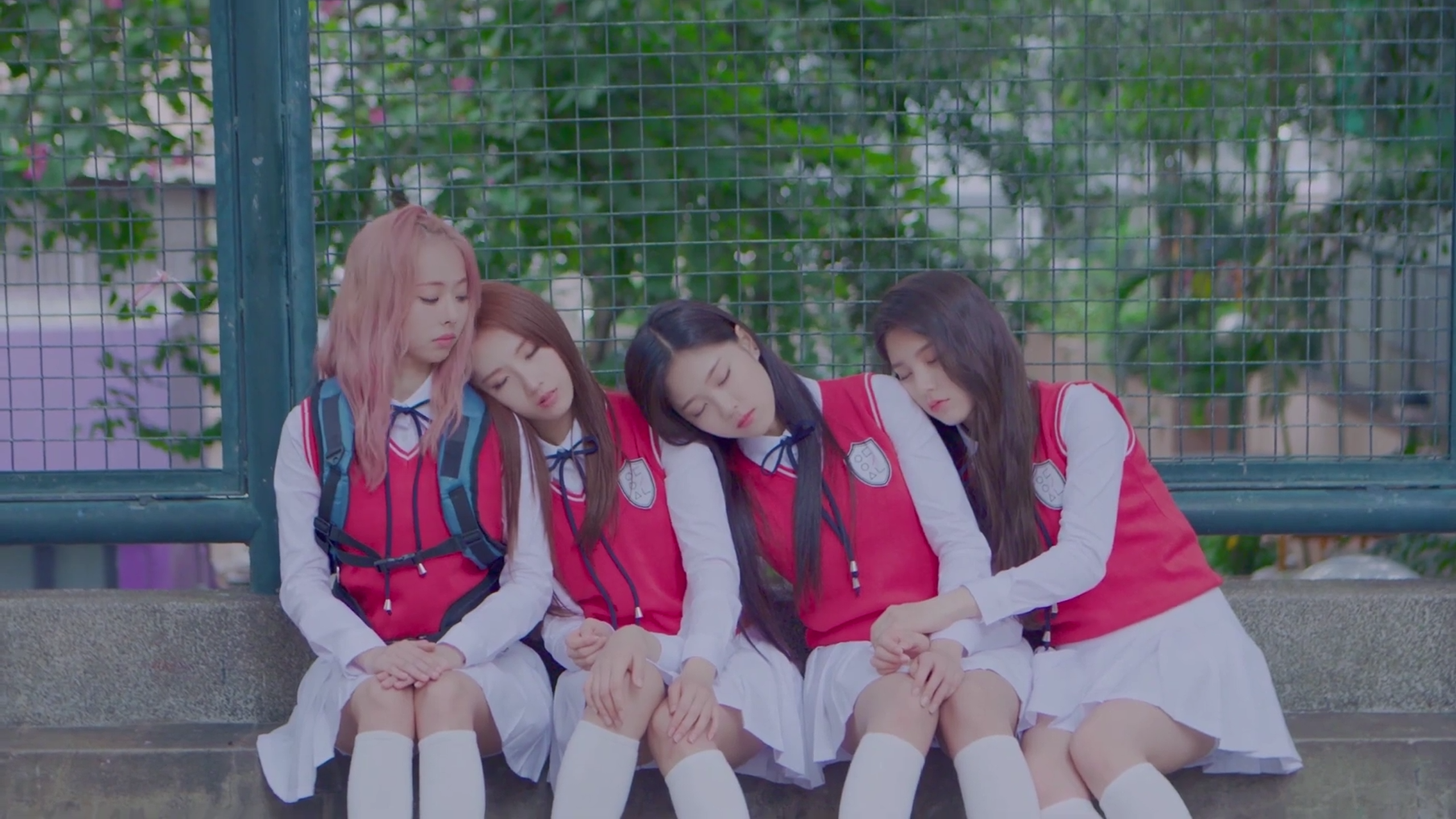Same as the previous image, but now Vivi has turned to look at the other girls.